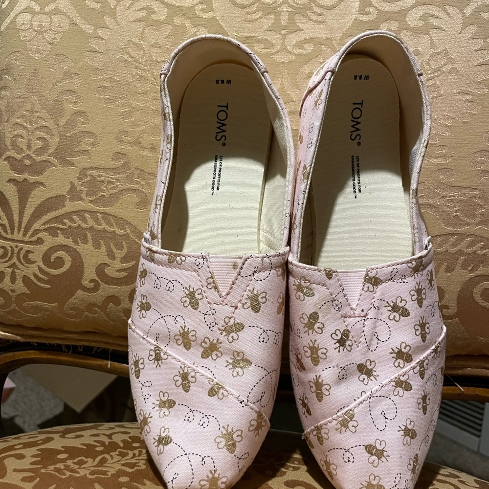 TOMS Women's Pink and Gold Patterned Flats